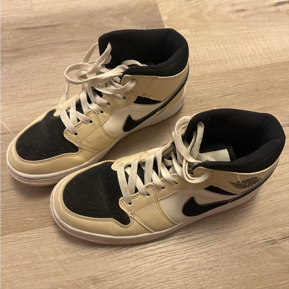Nike Air Jordan 1 Mid Women’s Sz 7 Barely Orange Guava Ice Black